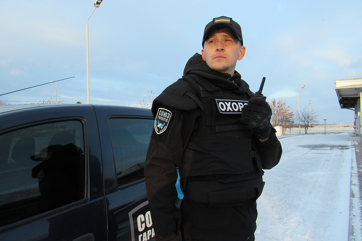 Охранник «Союз-Гарантия» возле служебного автомобиля в Днепре